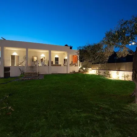 Golden Hour Villa Βίλα