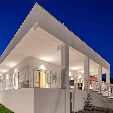 Golden Hour Villa * Νέα Σκιώνη